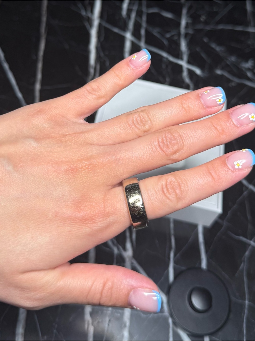 Oura Ring Gen 3 - Gold - Size 8 Smart Ring With Charging Dock - Picture 2 of 8